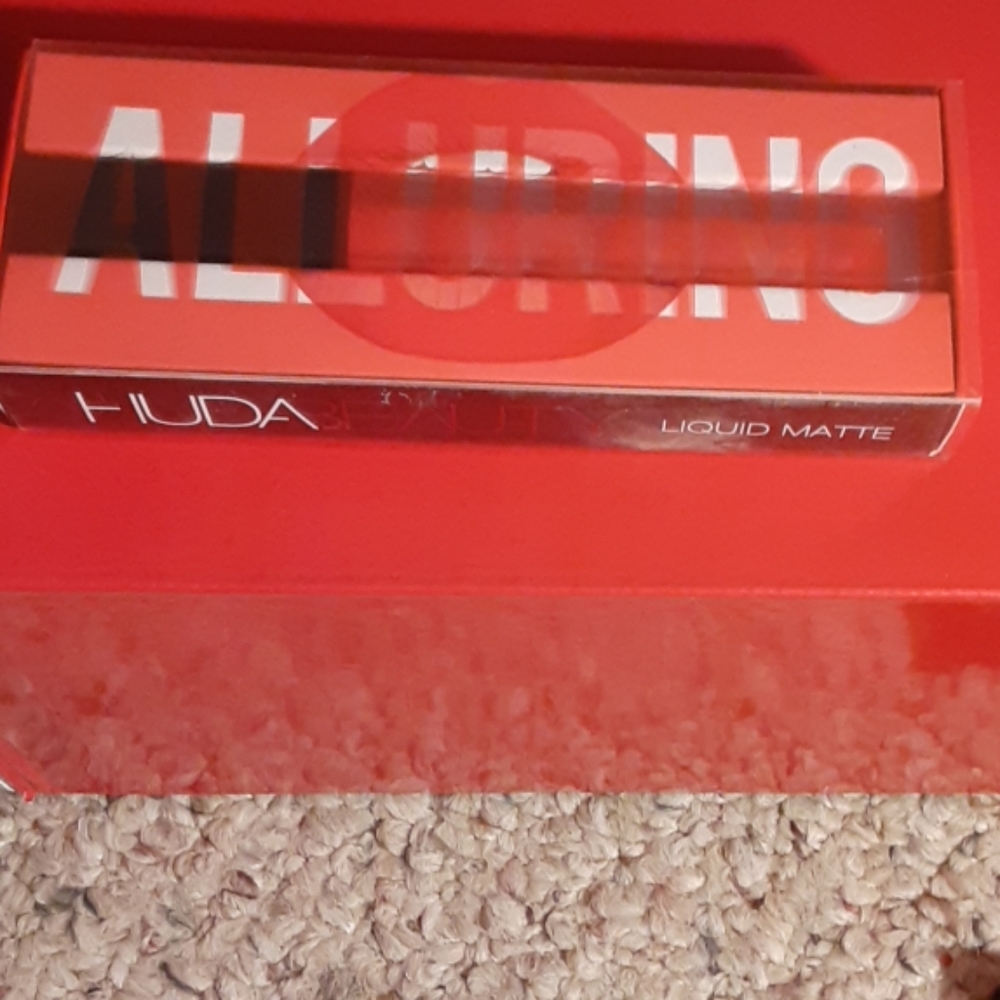 Huda beauty liquid matte. Color alluring
